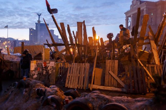 Dziennik „Rzeczpospolita” nagrodził Pawła Wyszomirskiego z agencji Testigo za zdjęcie przedstawiające strażnika pilnującego barykady na placu Niepodległości w Kijowie w grudniu 2013 r.