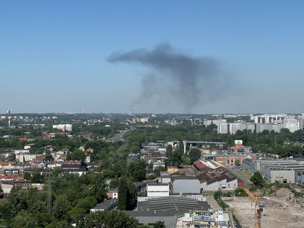 "Wygląda na podpalenie". Kolejny pożar, kłęby dymu widoczne z daleka