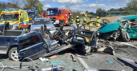 Mazowsze. Śmierć na krajowej "dwójce". Pojazdy doszczętnie zniszczone