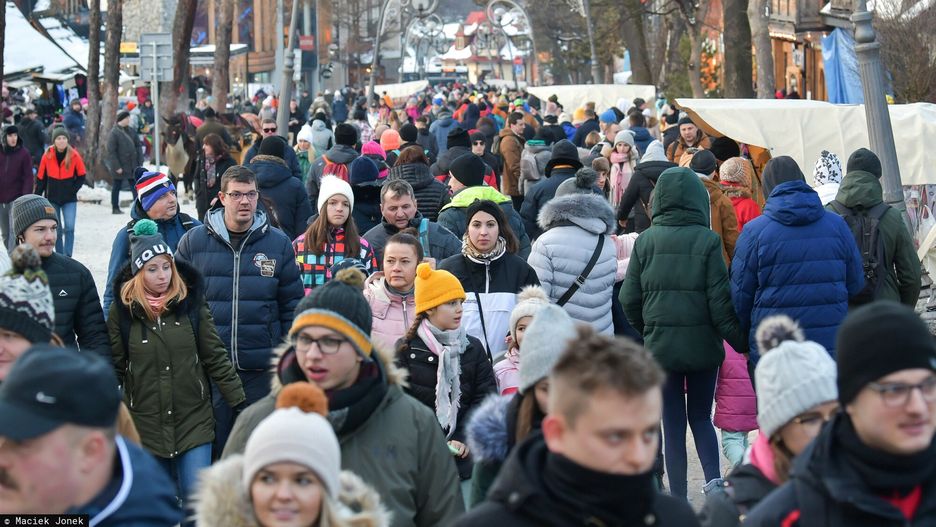 Zakopane ma powodzenie29.12.2021 Zakopane W Zakopanem przybywa turystow, na Krupowkach spory ruch
fot Maciek Jonek/REPORTERMaciek Jonek/REPORTER