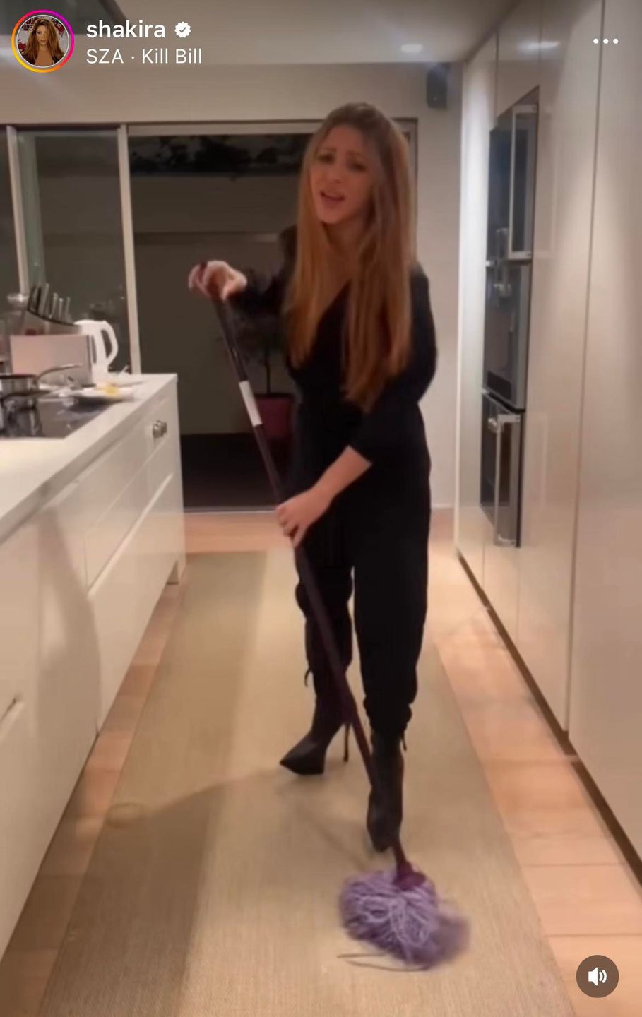 Shakira mopuje podłogę w kuchni, śpiewając WYMOWNĄ piosenkę