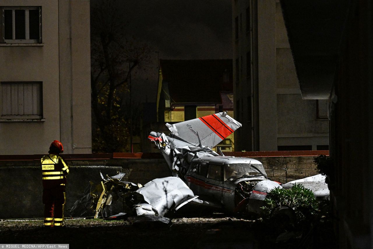 "Wielki huk". Samolot lądował awaryjnie na dachach garaży koło Paryża