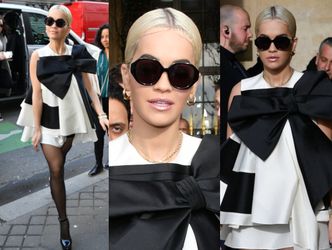 Zdesperowana Rita Ora walczy o tytuł modowej ikony w sukience z gigantyczną kokardą