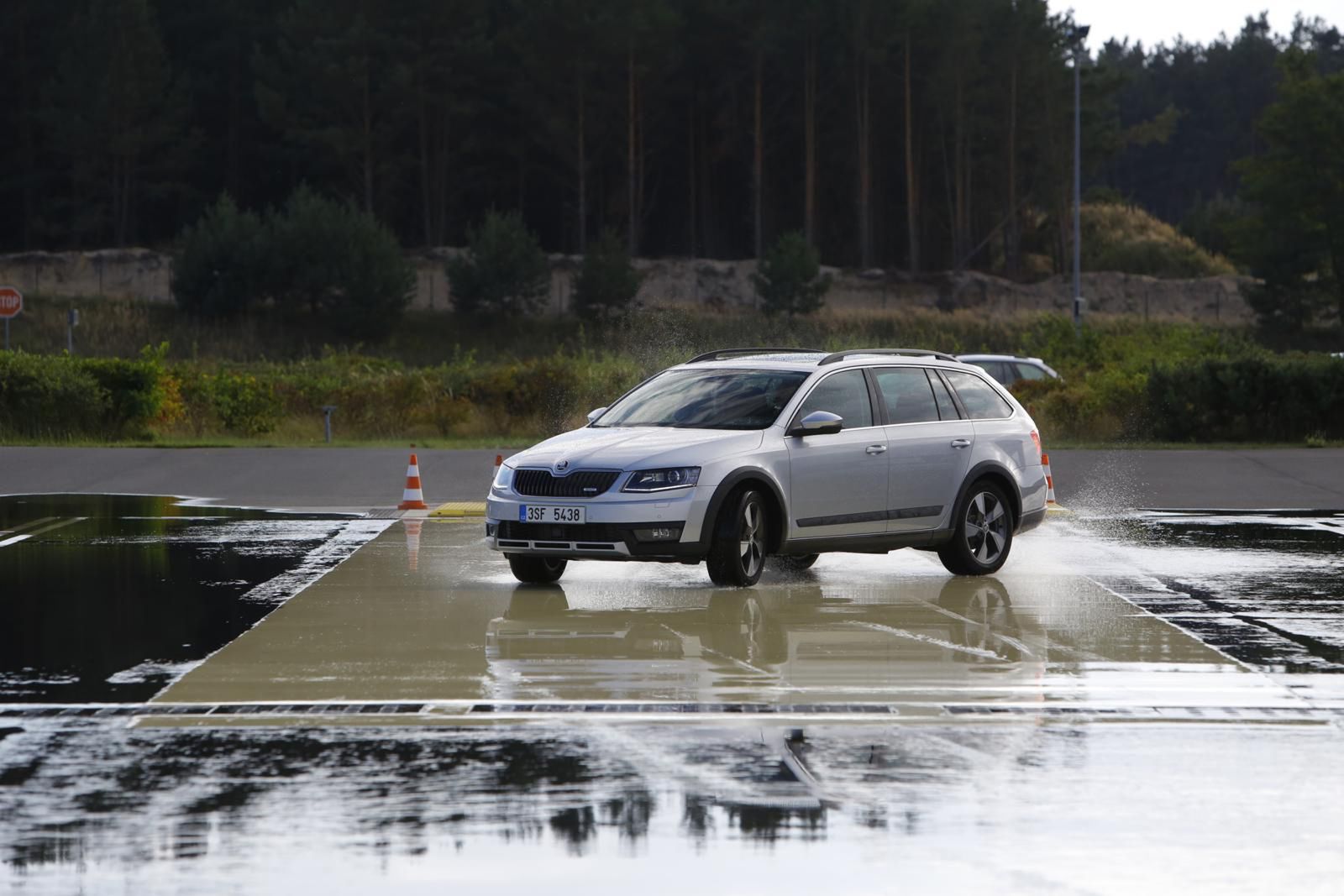 Octavia na tej próbie jest zaskakująco łatwa do opanowania, ale wersja 4x4 wymaga znacznie głębszych kontr i większego opanowania.