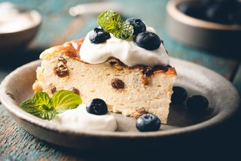 Proste, ale pyszne ciasto z serka wiejskiego. W sam raz, jeśli przechodzisz na dietę