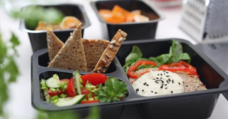Dieta na uchyłki jelita grubego – co jeść, a czego unikać?