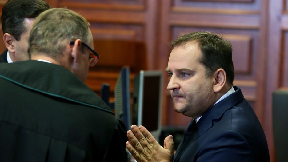 Tomasz Arabski
Warszawa, 11.08.2016. Tomasz Arabski na sali rozpraw, 11 bm. Przed S�dem Okr�gowym w Warszawie toczy si� proces Tomasza Arabskiego i czterech innych os�b, oskar�onych w trybie prywatnym przez rodziny ofiar katastrofy smole�skiej o niedope�nienie obowi�zk�w przy organizacji lotu prezydenta Lecha Kaczy�skiego i delegacji do Smole�ska 10 kwietnia 2010 roku. (tg/mgut)
PAP/Tomasz Gzell
Tomasz Gzell
katastrofa, lot, niedope�nienie, oskar�enie, proces, rozprawa, s�d, s�dzia, Smole�sk, smole�ska, sprawa, Tomasz Arabski