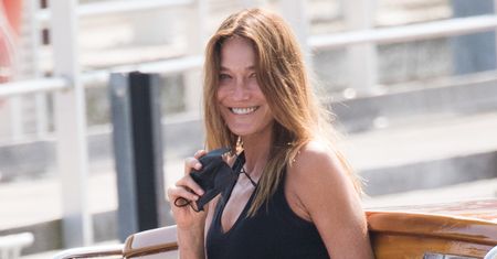 Carla Bruni przyleciała do Polski. W dresach trudno ją rozpoznać