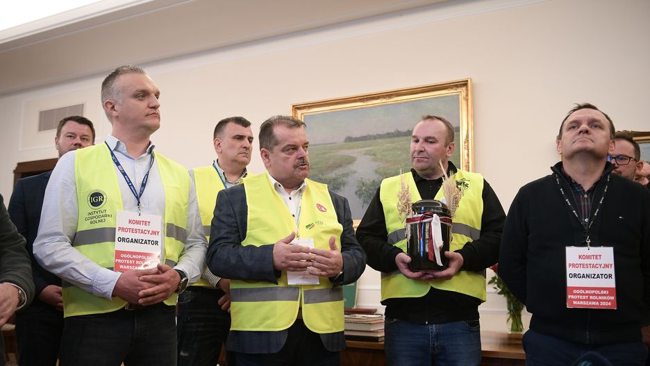 Przewodniczący OPZZ Rolników i Organizacji Rolniczych Sławomir Izdebski (3P) na spotkaniu delegacji rolników z marszałkiem Sejmu Szymonem Hołownią, 27 bm. w Sejmie w Warszawie. 
manifestacja, polityka, protest, rolnicy, rolników, sejm, spotkanie