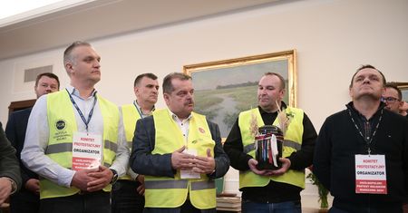 Spotkali się z marszałkiem Sejmu. Przynieśli "symbol upadku polskiego rolnictwa"