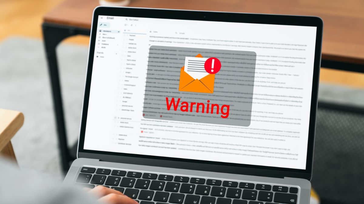 Kobieta korzysta z laptopa