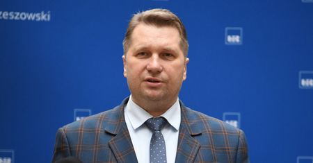 Niechlubna nagroda dla Przemysława Czarnka. Minimalnie pokonał Kaję Godek