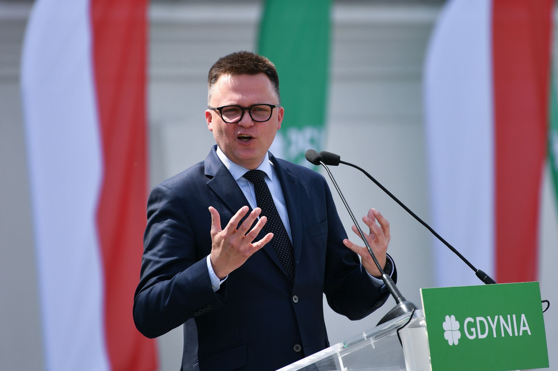 Gdynia, 28.05.2023. Przewodniczący Polski 2050 Szymon Hołownia przemawia podczas obchodów Krajowego Święta Ludowego na pl. Gunwaldzkim w Gdyni, 28 bm. (jm) PAP/Adam Warżawa