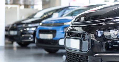 Mniej elektroniki, szybszy zakup. Te auta można dostać od ręki