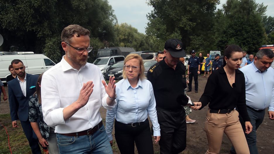 Żabnica (pow. gryfiński), 19.08.2022. Minister klimatu i środowiska Anna Moskwa (3L), wojewoda zachodniopomorski Zbigniew Bogucki (2L) oraz zastępca zachodniopomorskiego komendanta wojewódzkiego PSP st. bryg. Kazimierz Lesisz (3P) podczas konferencji prasowej w Żabnicy k. Gryfina, 19 bm. Spotkanie dotyczyło zanieczyszczenia Odry. (jm) PAP/Jerzy Muszyński