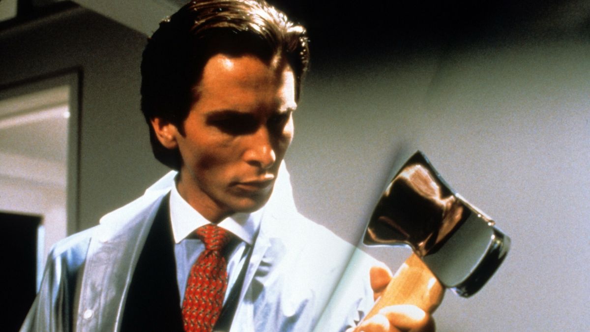 Kadr z filmu "American Psycho". Na zdjęciu: Christian Bale w roli Patricka Batemana, młodego biznesmena pracującego w zarządzie firmy z Wall Street, który ma osobowość psychopatyczną. Według Kevina Duttona psychopaci często docierają na wysokie stanowiska
