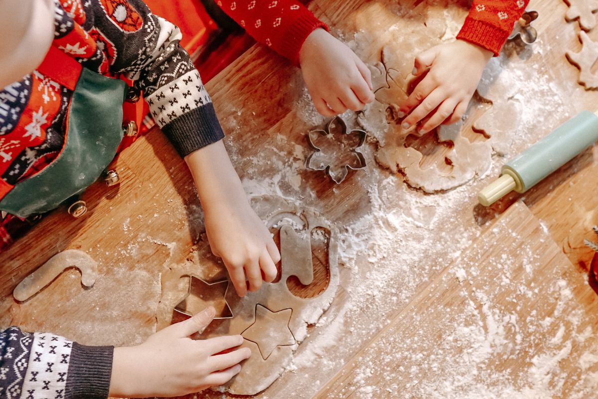 Przepis na pierniczki świąteczne - i cała rodzina ma zabawę!