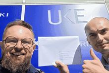 Karol Warda i Michał Winnicki podczas składania wnisoku do UKE