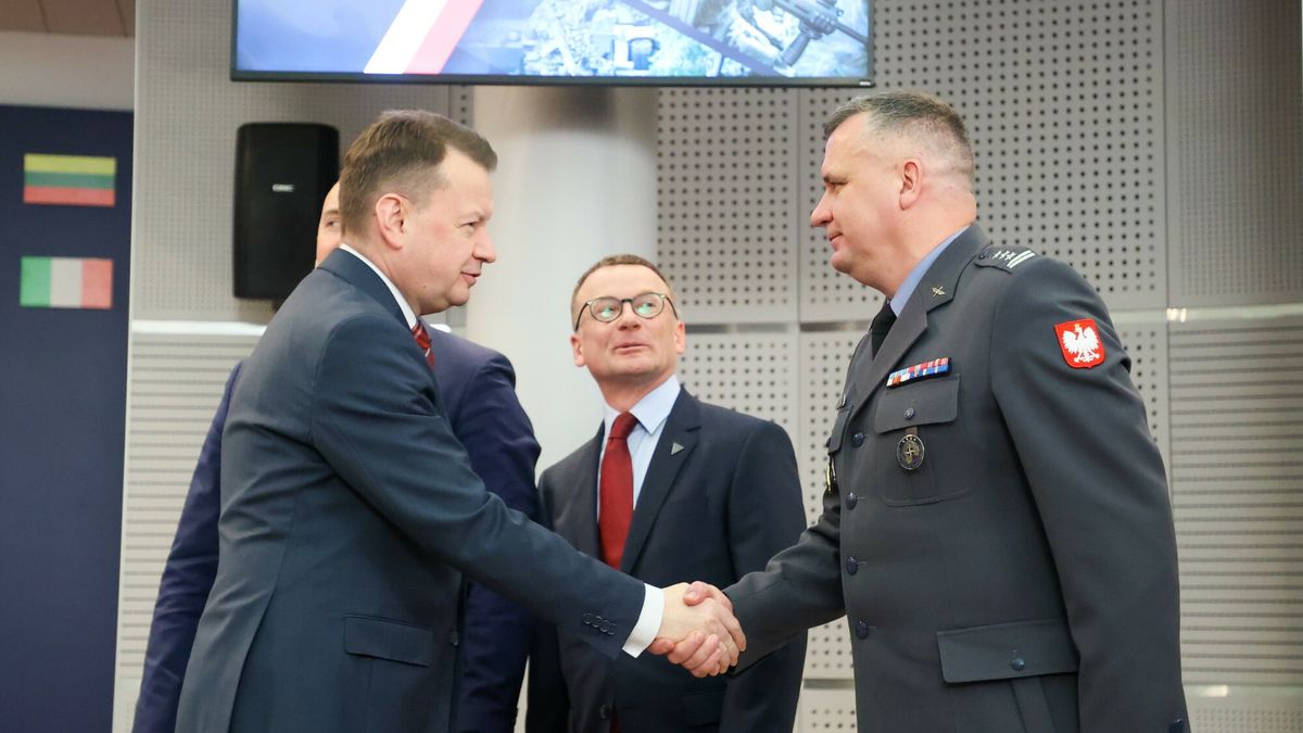 Styczeń 2023. Zatwierdzenie aneksu umowy na dostawę dla Wojska Polskiego kolejnej partii karabinków GROT. Na zdjęciu minister obrony narodowej Mariusz Błaszczak (z lewej) oraz prezes Fabryki Broni Łucznik Wojciech Arndt (z prawej)