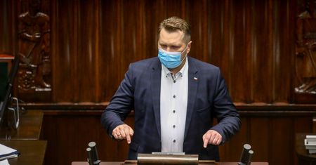 Miller o Czarnku: "Wypełzł spod kamienia"