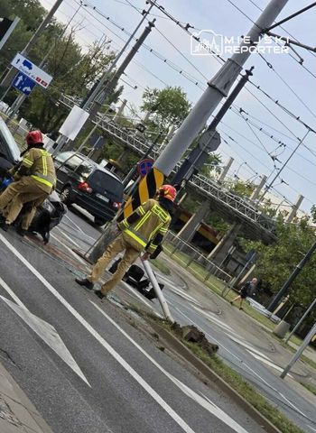 Warszawa: Zderzenie dwóch aut na Bielanach. Jedno dachowało i uderzyło w słup