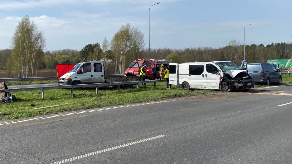 Wypadek na A2. Bus przewrócił się na dach