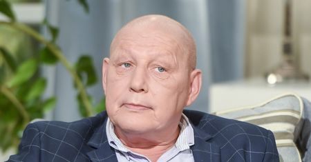 Ma młodszą o 19 lat żonę. Początkowo unikał wspólnych wyjść