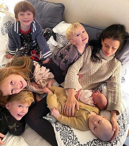Hilaria Baldwin na zdjęciu z sześciorgiem swoich dzieci