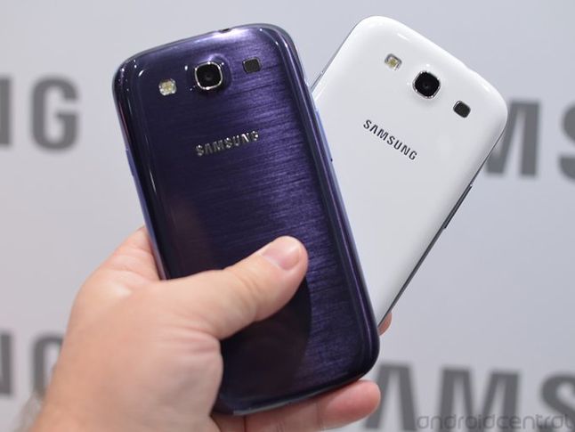 Galaxy S III - dwie wersje kolorystyczne | fot. androidcentral.com