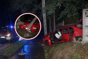 Była 2 w nocy. Wpadł oplem w słup i ogrodzenie. Pijany obcokrajowiec uciekł