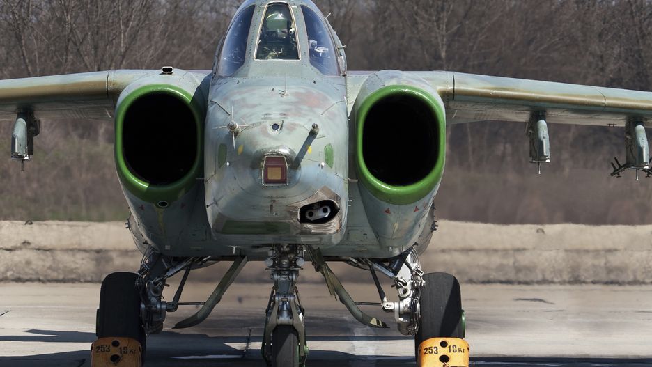 Su-25K - zdjęcie ilustracyjne (widać na nim maszynę należącą do Sił Powietrznych Bułgarii)K sits ready during Exercise Thracian Spring 2009 at Bezmer Air Base, Bulgaria.Anton Balakchiev/Stocktrek Imageair force, airbase, aircraft, airplane, bezmer air base, bulgaria, bulgarian air force, bulgarian armed forces, chock, color image, day, engine, exercise thracian spring, fighter jets, fighter planes, foreign military, front view, horizontal, jet, jetfighter, military, no people, outdoors, parked, photography, plane, readiness, single object, static, stationary, sukhoi su-25, transportation