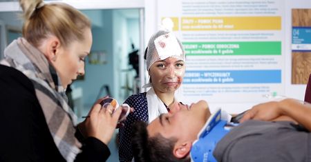 Julia Wieniawa "pobita" na planie nowego serialu! (FOTO)