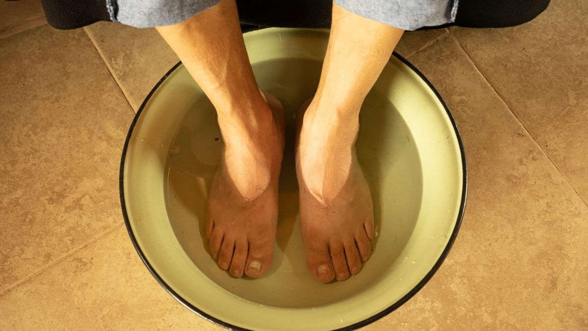 Zalej wodą i mocz stopy. Przynosi im ulgę i nienaganny wygląd