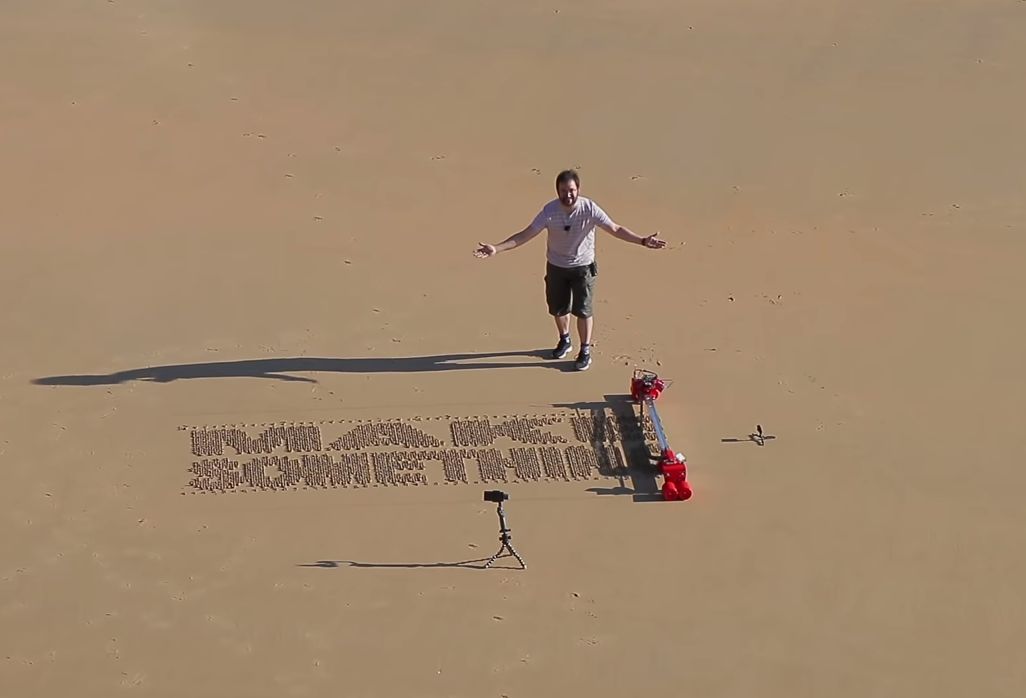 Robot, który rysuje na piasku. Wykorzystuje stare technologie
