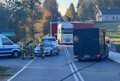 Zszedł z chodnika prosto pod auto. 12-latek w ciężkim stanie