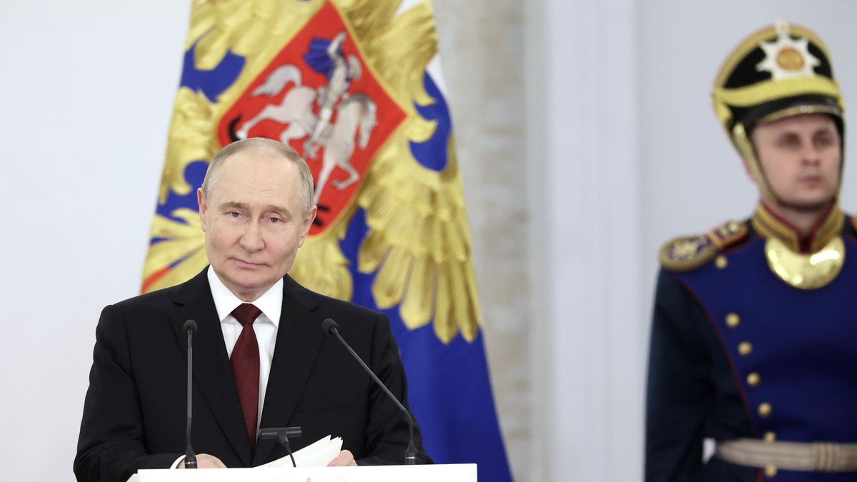 Putin presents the Russian Hero of Labour gold medals and highest state awards
epa11405523 Russian President Vladimir Putin delivers a speech during a ceremony to present the Russian Hero of Labour gold medals and highest state awards in science and technology, literature and art, humanitarian efforts, charity and human rights advocacy for the previous year on Russia Day, at the Kremlin's St. George's Hall in Moscow, Russia,  12 June 2024.The public holiday is celebrated annually on 12 June, the day the Declaration of State Sovereignty of the Russian Soviet Federative Socialist Republic (RSFSR) was adopted on 12 June 1990.  EPA/VALERIY SHARIFULIN/KREMLIN / POOL MANDATORY CREDIT 
Dostawca: PAP/EPA.
VALERIY SHARIFULIN/KREMLIN / POOL