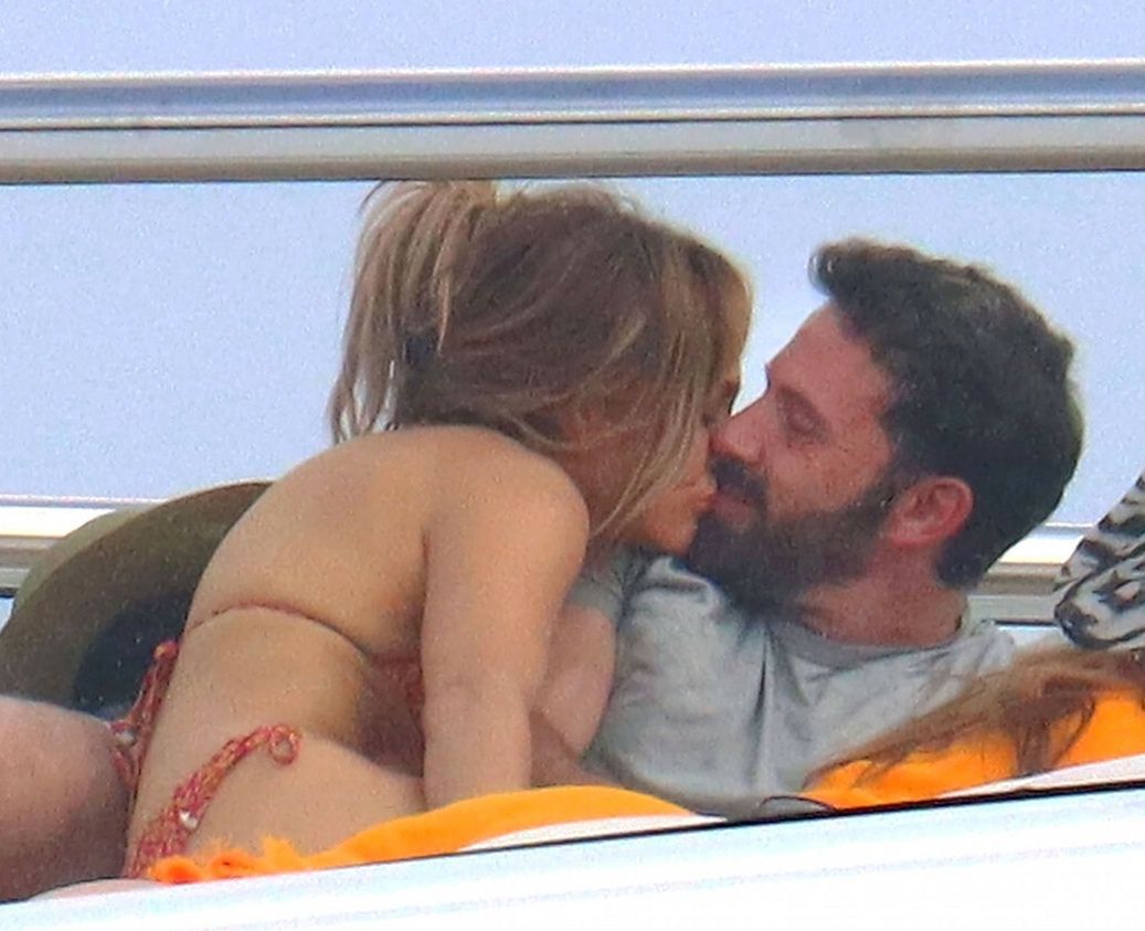 Jennifer Lopez i Ben Affleck całują się na jachcie