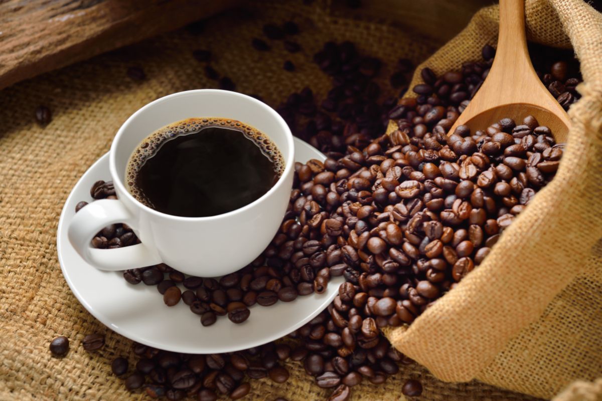W upały lepiej ograniczyć spożywanie kawy.