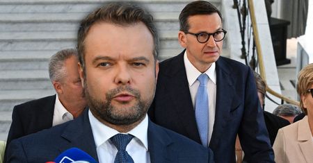 "Nie znają przepisów". Bochenek uderza w Morawieckiego
