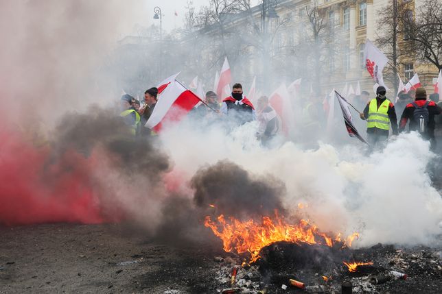 Warszawa, 06.03.2024. Demonstracja rolników w Warszawie, 6 bm. Rolnicy z całej Polski kontynuują protesty. Ich powodem jest m.in. niedawna decyzja Komisji Europejskiej o przedłużeniu bezcłowego handlu z Ukrainą do 2025 roku, a także sprzeciw wobec prowadzonej przez Unię Europejską polityce Zielonego Ładu. (ad) PAP/Paweł Supernak