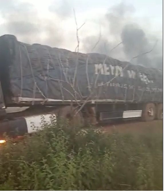 Rozbite ciężarówki z pomocą humanitarną. Także z Polski, jak widać po napisach