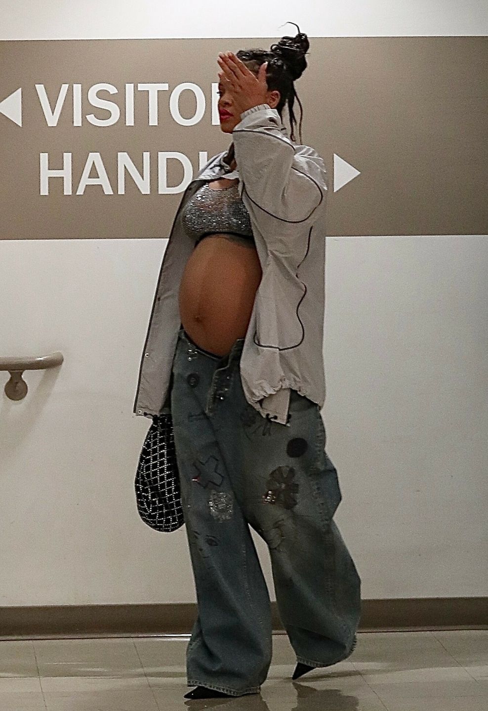 Ciężarna Rihanna zasłania twarz