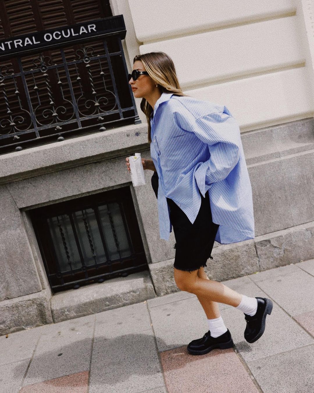 Julia Wieniawa w czarnych loafersach / Instagram.com/juliawieniawa