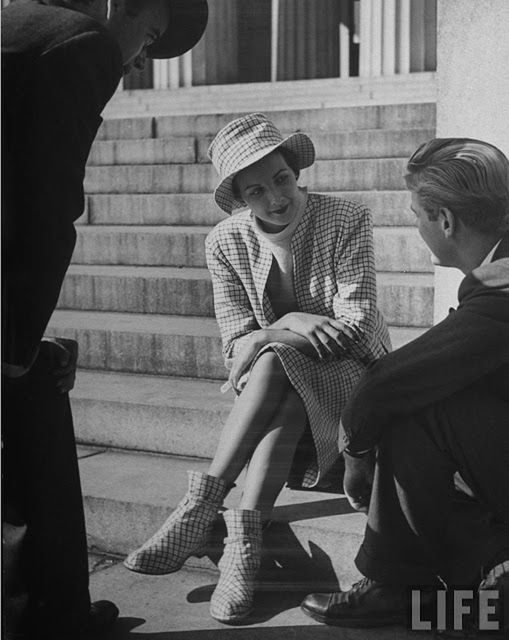 W latach 40. XX wieku panowała moda na dopasowanie butów i spódnic. Wszystko to znalazło się w magazynie LIFE 2