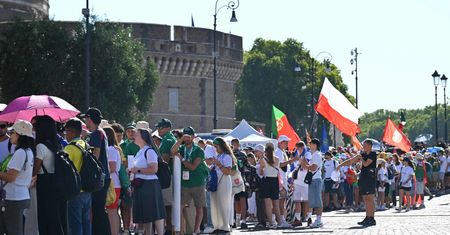 "Polska dla Polaków". Kardynał zaniepokojony