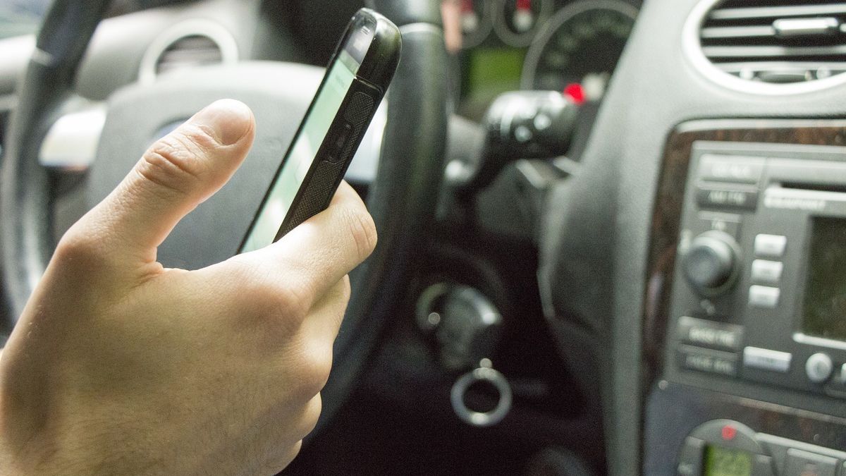 telefon smartfon samochód korzystanie z telefonu w trakcie jazdy