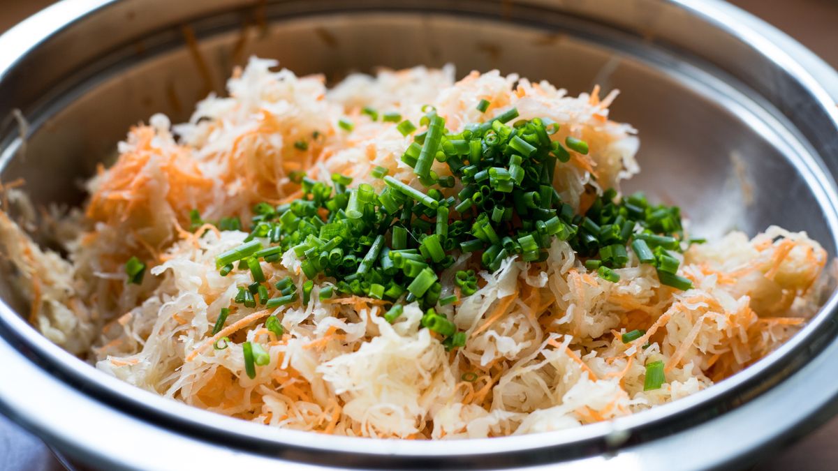 Surówka z kiszonej kapusty to zawsze dobry dodatek do obiadu 