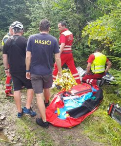 Mężczyzna w Beskidach przygnieciony przez drzewo podczas burzy. Jego stan jest krytyczny