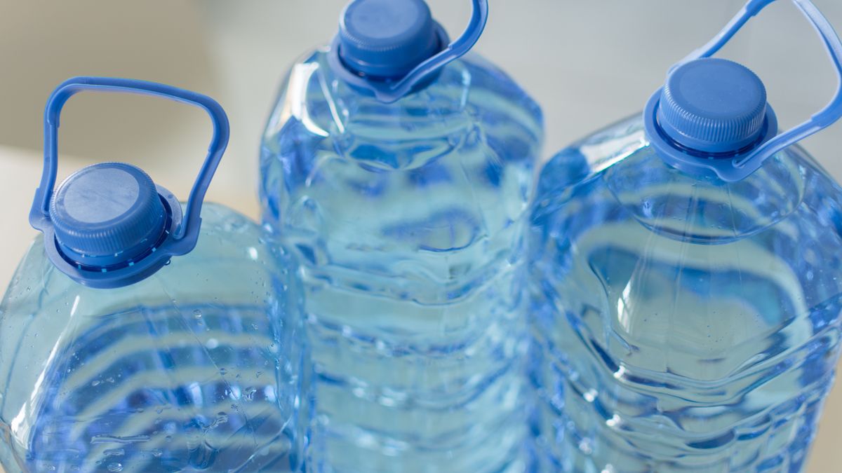 Ile można przechowywać wodę w plastikowych butelkach?