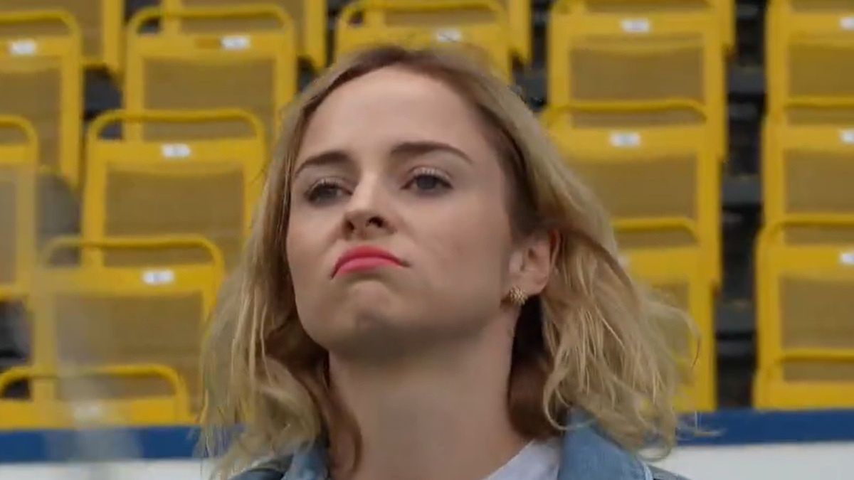 Anastasia Chocholata w filmie ogłaszającym transfer jej męża